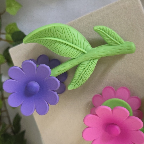 3 Flower Claw Hair Clip Set - Picture 3 of 8